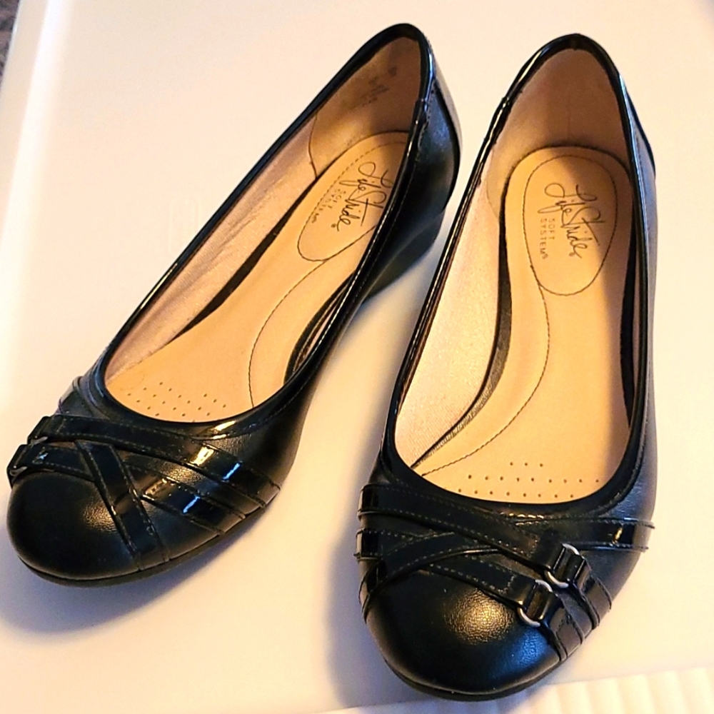 Gently Used lifestride wedges 9M